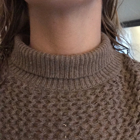 Tan turtleneck sweater - Picture 3 of 4